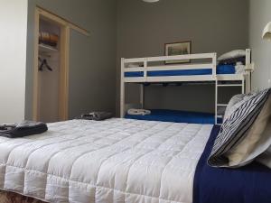 Un pat sau paturi într-o cameră la Northern Wairoa Hotel