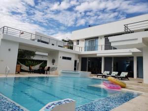 una villa con piscina e una casa di Casa de verano Condominio el Imperio a Carmen de Apicalá