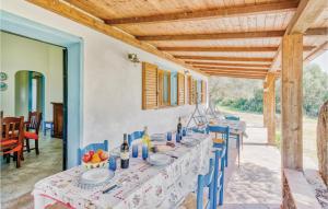 uma sala de jantar com mesa e cadeiras em Domus Depina em Orosei