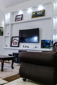 TV o dispositivi per l'intrattenimento presso 24-7 Electricity Agore Hotels and Suites Ltd