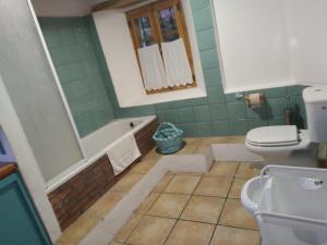 A bathroom at La Milana, Orbaneja del Castillo