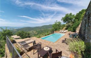 - une piscine avec mobilier de jardin et vue sur les montagnes dans l'établissement Casale 2, à Loro Ciuffenna