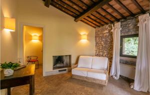 salon z krzesłem i kominkiem w obiekcie Casa Di Pietra w mieście Case Riminino