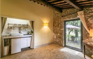 kuchnia z białymi szafkami i dużym oknem w obiekcie Casa Di Pietra w mieście Case Riminino