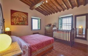1 dormitorio con cama y cuna en Parsilia, en Santa Maria Albiano