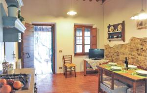 cocina con mesa y TV en una habitación en Parsilia, en Santa Maria Albiano 6 fotos más