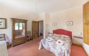 Un dormitorio con una cama con cabecero rojo. en Villa Di Casole, en Molezzano