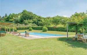 - une piscine dans une cour avec des tables et des chaises dans l'établissement Villa Di Casole, à Molezzano