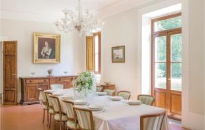 une salle à manger avec une table et des chaises blanches dans l'établissement Villa Di Casole, à Molezzano