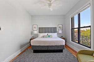 Habitación blanca con cama y ventana en Comfy & Bright 3BR Fully Furnished Apt - Lincoln 3E, en Chicago