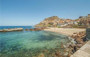 vista su una spiaggia con case su una collina di Il Molo a Porto Torres