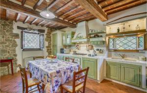 een keuken met een tafel en stoelen in een kamer bij Casa Rivolta in Monte San Savino