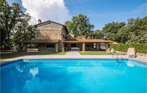 une grande piscine en face d'une maison dans l'établissement Gorgeous Home In Terranuova Bracciolini With Outdoor Swimming Pool, à Terranuova Bracciolini