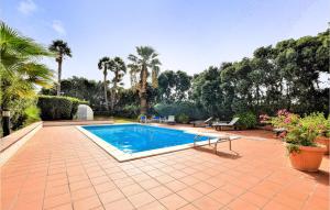 een zwembad in een tuin met bomen bij Villa Favolosa in Castelvetrano Selinunte
