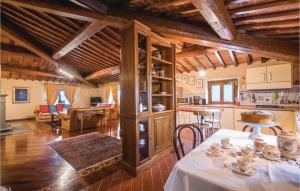 Il comprend une cuisine et un salon avec une table et des chaises. dans l'établissement Villa Del Drago, à Ponticino