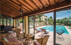 une terrasse avec une piscine, des chaises et une table dans l'établissement Villa Del Drago, à Ponticino