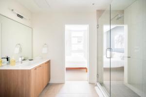 Ένα μπάνιο στο Skyline Blue Modern Loft - Zuni Lofts +24 φωτογραφίες