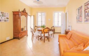 La Locanda في Portacomaro: غرفة معيشة مع طاولة وأريكة