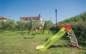 un parque infantil con tobogán y columpio en Casa Livio, en Ponte Buggianese