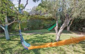 - un hamac suspendu à un arbre dans la cour dans l'établissement Casa Stranges, à Copanello