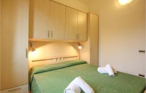 Lova arba lovos apgyvendinimo įstaigoje Awesome Apartment In Costa Rei -ca- With Kitchenette