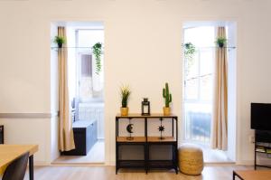 un soggiorno con 2 finestre e un tavolo di Sagrada Familia Comfy apartment a Barcellona