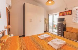 フローレにあるCozy Apartment In Furore Sa With House Sea Viewのベッド1台(白いタオル2枚付)が備わる客室です。