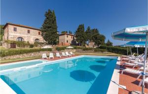 una gran piscina con sillas y sombrilla en Monterufoli 2m, en Pomarance