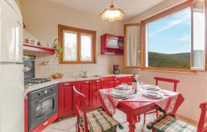StardaにあるPoggiolivoの赤いキャビネットとテーブル、窓付きのキッチン