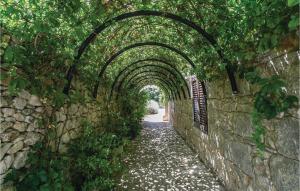 un arco en una pared de piedra con un camino en Villa Mara, en Ragusa 15 fotos más