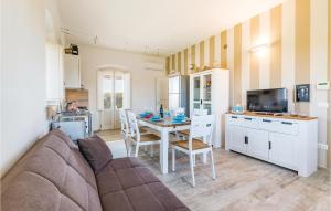 een woonkamer met een bank en een tafel met stoelen bij Casello 12 in Porto Palo
