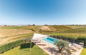dom na środku pola z basenem w obiekcie Casello 12 w mieście Porto Palo