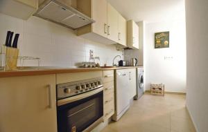 cocina con fogones y lavavajillas en Amazing Apartment In Sucina With Wifi, en Sucina