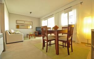 スシナにあるAmazing Apartment In Sucina With Wifiのリビングルーム(テーブル、椅子、ソファ付)