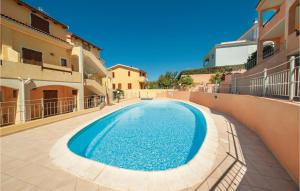 uma piscina no meio de um pátio numa casa em Attico em Castelsardo