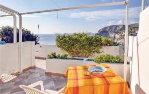 einen Tisch auf einem Balkon mit Meerblick in der Unterkunft Amazing Apartment In Santangelo Dischia With House Sea View in Ischia