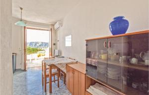 イスキアにあるPet Friendly Apartment In Santangelo Dischia With House Sea Viewのキッチン(テーブル付)、カウンターに青い花瓶
