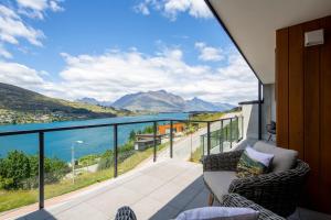 Un balcón con vista al agua y a las montañas. en 4 Bedroom Home with elevated views of Lake Wakatipu & The Remarkables, en Queenstown