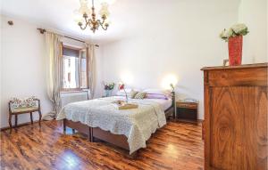 een slaapkamer met een bed en een dressoir bij 3 Bedroom Lovely Apartment In Arsi in Arsiè