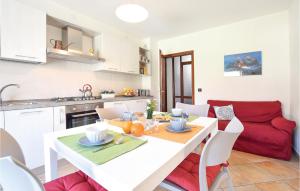 een keuken en een woonkamer met een witte tafel en stoelen bij 3 Bedroom Lovely Apartment In Arsi in Arsiè