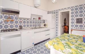 A kitchen or kitchenette at Laltana