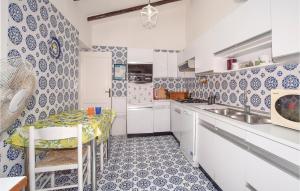 A kitchen or kitchenette at Laltana