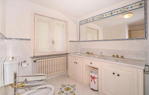 A bathroom at Laltana