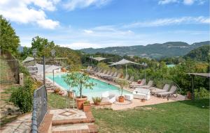 una piscina al aire libre con sillas y mesas en Flora House 2, en Macerino