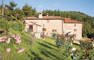uma grande casa de pedra num jardim com flores em Stunning Home In Cortona Ar With Wifi em Polvano