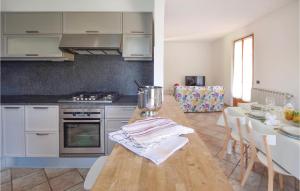 Η κουζίνα ή μικρή κουζίνα στο 3 Bedroom Nice Home In Camaiore +11 φωτογραφίες