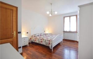 Ένα ή περισσότερα κρεβάτια σε δωμάτιο στο 3 Bedroom Nice Home In Camaiore