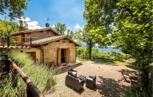 a small stone house with two chairs in front of it at Casa Fontemolina in Polvano