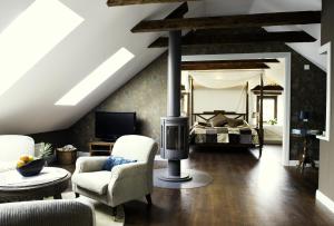 uma sala de estar com lareira e um quarto em Smakrike Krog & Logi em Ljugarn