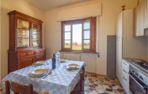 Kuchyňa alebo kuchynka v ubytovaní Cozy Apartment In Piano Di Mommio